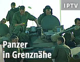 Russische Soldaten auf einem Panzer