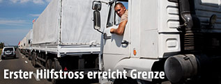 Lkw-Fahrer lehnt sich aus der Fahrerkabine