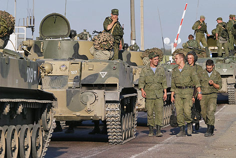 © APA/EPA/Yuri Kochetkov Russische Soldaten mit Panzerfahrzeugen