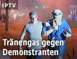 Menschen fl&uuml;chten vor Tr&auml;nengas