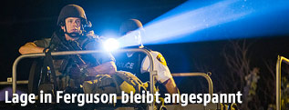 Schwer bewaffneter Polizist in Ferguson