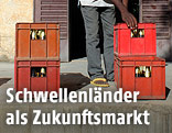 Mann mit Bierkisten