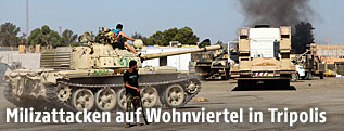 Ein Panzer steht vor einer Rauchsäule in Tripolis