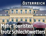 TouristInnen beim Schloss Schönbrunn