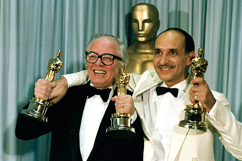 © AP/Reed Saxon Richard Attenborough und Ben Kingsley mit ihren Oscars 1983 für "Gandhi"