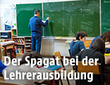 Ein Lehrer schreibt auf die Schultafel
