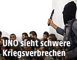 IS-Kämpfer hält eine Messer in der Hand