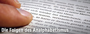 Finger über einem Text