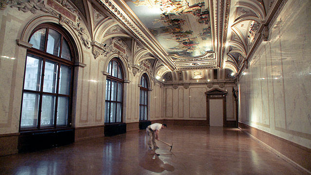 © Navigator Film/Stadtkino Filmverleih Arbeiter in einem leeren Saal