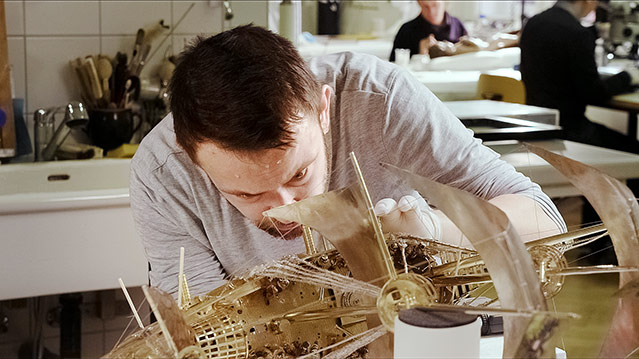 © Navigator Film/Stadtkino Filmverleih Mann arbeitet an einem Modellschiff