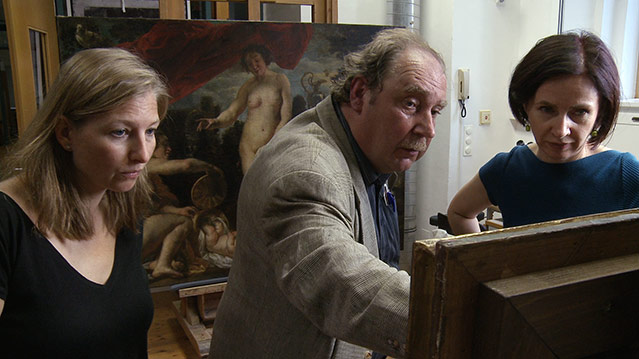 © Navigator Film/Stadtkino Filmverleih Mitarbeiter des Kunsthistorischen Museums betrachten ein Bild