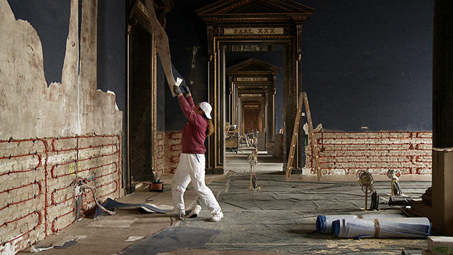 © Navigator Film/Stadtkino Filmverleih Arbeiter zieht Tapeten von der Wand ab