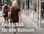 Menschen auf einer Einkaufsstra&szlig;e