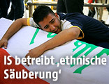 Ein Iraker ist &uuml;ber einen Sarg gebeugt
