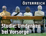 Pensionisten auf einer Parkbank