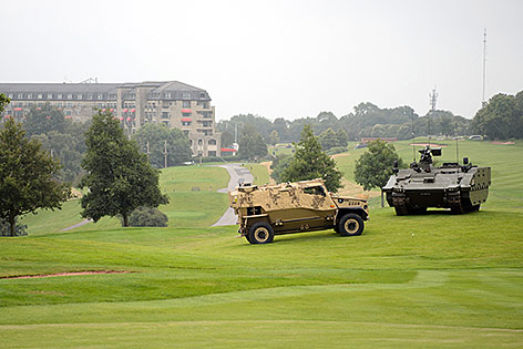 © Reuters/Leon Neal Modelle mitlärischer Geräte am Golfplatz des Celtic Manor Hotels