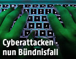 H&auml;nde auf beleuchteter Tastatur