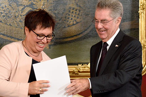 © APA/Roland Schlager Gesundheitsministerin Sabine Oberhauser und Bundespräsident Heinz Fischer im Rahmen der Angelobung neuer Regierungsmitglieder