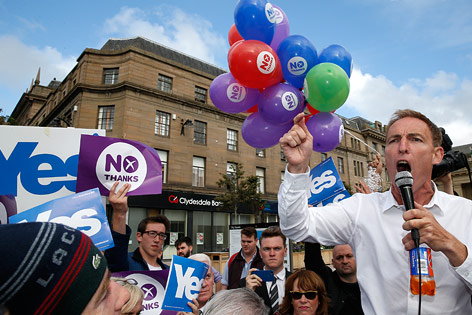 © Reuters/Russell Cheyne Abgeordneter Jim Murphy wirbt für den Verbleib bei Großbritannien