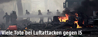 Feuer nach Luftschlägen in in Al-Rakka