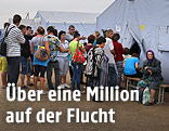 Ukrainische Flüchtlinge vor einem Zelt