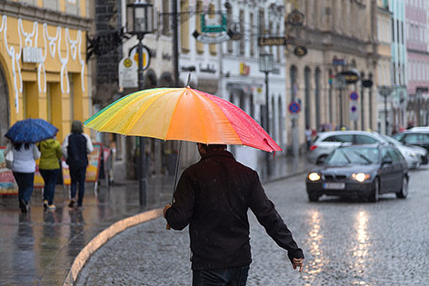 © ORF.at/Roland Winkler Fußgänger schützen sich mit Schirm vor Regen