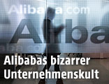 Umriss einer Person hinter einer Glaswand mit der Aufschrift "alibaba.com"