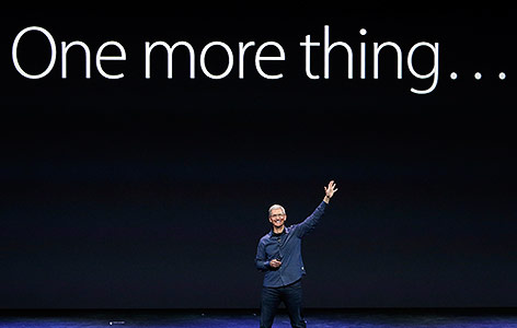© AP/Marcio Jose Sanchez Apple CEO Tim Cook vor dem Schriftzug "One more thing ..."