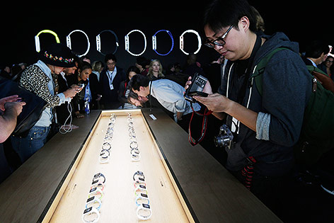© AP/Marcio Jose Sanchez Gäste probieren Apple-Gadgets aus