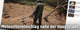 Soldat mit Metallsuchger&auml;t