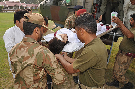 © picturedesk.com/EPA/Ispr Pakistanische Soldaten versorgen Malala