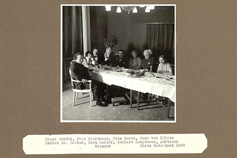 © Foto Gutwinsi Franz Werfel, Frau Hauptmann, Otto Zarek, Hans von Hülsen, Hofrat Dr. Lothar, Alma Mahler, Gerhart Hauptmann, Adrienne Gessner, 1932