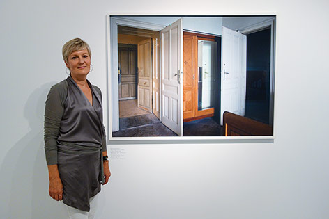 © ORF.at/Simon Hadler Fotografin Yvonne Oswald vor einem ihrer Fotografien