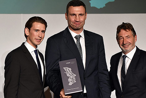 © APA/EPA/Ralf Hirschberger
Vitali Klitschko mit dem M100 Media Award, Außenminister Sebastian Kurz und Potsdams Bürgermeister Jann Jakobs