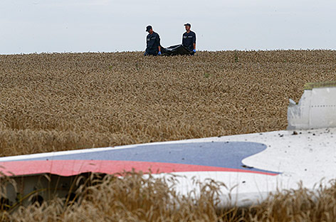 © Reuters/Maxim Zmeyev Flugzeugteil liegt in einem Feld