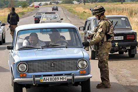 Ein ukrainischer Soldat kontrolliert ein Fahrzeug