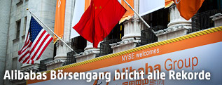 US- und Chinaflagge an der Wall Street