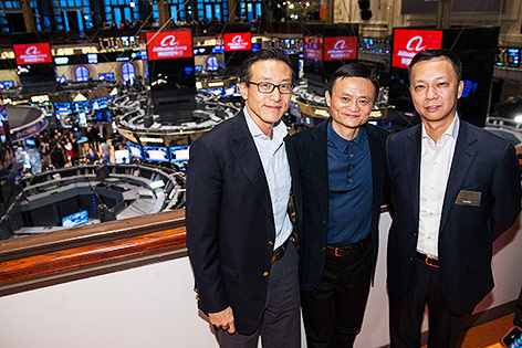 Alibaba-Gründer Jack Ma mit Kollegen