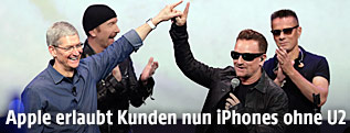 U2 und Apple-Chef Cook bei der Präsentation von neuen Produkten