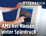 Mann bedient einen Computer vom AMS