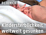 Neugeborenes auf dem Arm seiner Mutter