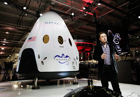 © APA/AP/Jae C. Hong SpaceX-Chef Elon Musk vor einer SpaceX-Dragon-V-Raumkapsel