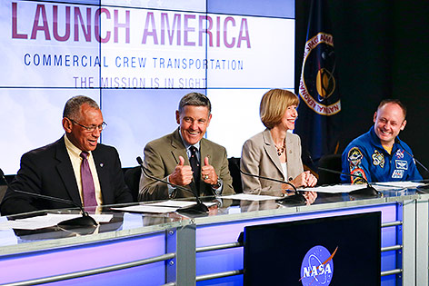 © AP/John Raoux NASA-Direktor Charles Bolden, Kennedy-Space-Center-Direktor Bob Cabana, Crew-Programmmanagerin Kathy Lueders und Astronaut Mike Fincke