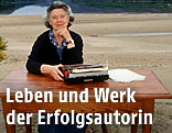 Rosamunde Pilcher sitzt an einem Tisch mit einer Schreibmaschine