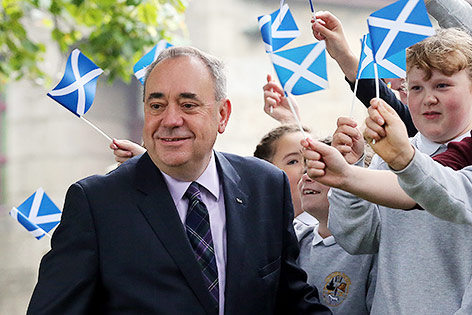 © APA/AP/Scott Heppell Alex Salmond mit Schulkindern