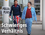 Ein Mann in einem Anzug mit schottischen Fahnen und ein Mann mit einer Hose in Union-Jack-Muster