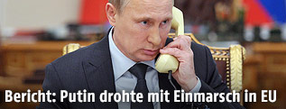 Der russische Staatschef Wladimir Putin am Telefon