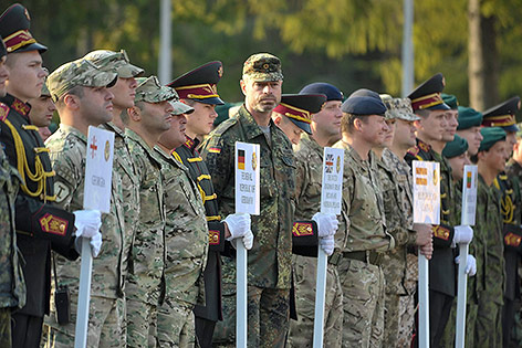© APA/EPA/Ivan Boberskyy Soldaten unterschiedlicher Nationen vor Beginn des Rapid-Trident-Manövers