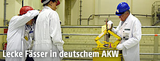 Ein Techniker im AKW Brunsbüttel, zeigt die Handhabung eines Atommüllfasses