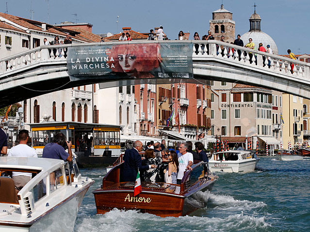© AP/Luca Bruno George Clooney und Amal Alamuddin im Boot "Amore" am Canale Grande